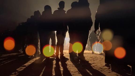 說明: Macintosh HD:Users:chendong:Desktop:張乾琦 工作坊:工作坊:官方作品:中文圖說:AZMA:5. 張乾琦，“AZMA”視頻截圖，2017 .jpg