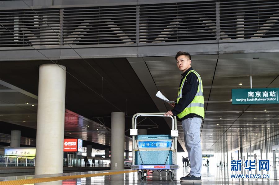 （關(guān)注春運(yùn)·圖片故事）（7） 奔跑吧！高鐵送餐小哥