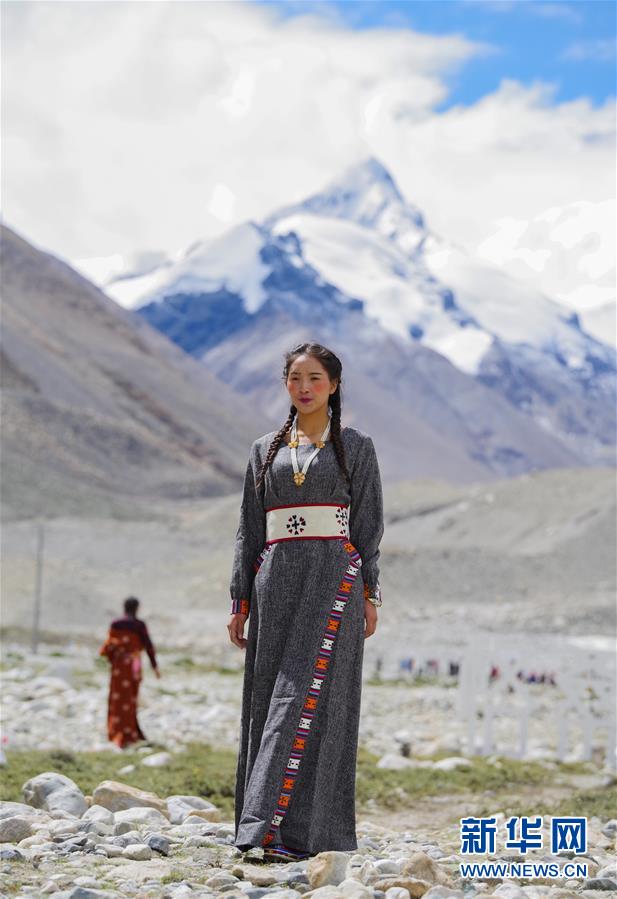 （文化）（3）“格?；ㄩ_”西藏民族服飾秀亮相珠峰大本營