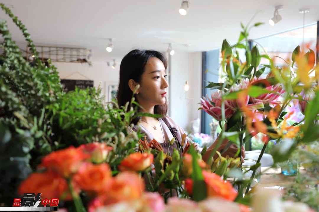 每天和花打交道是一個幸福的職業(yè)，但同時也充滿壓力和挑戰(zhàn)，“花在呈現(xiàn)給客人的那一瞬間是美好的，但前面的每一個步驟都是很辛苦的?！蓖趵桄抡f，花藝是最原始的手工藝產(chǎn)品，沒有辦法機械化、流程化和規(guī)?；?，必須要用雙手一點點地賦予其生命和美感。圖為王黎媛在挑選制作花束的鮮花。新華網(wǎng) 周亞平/攝 念新洪/文