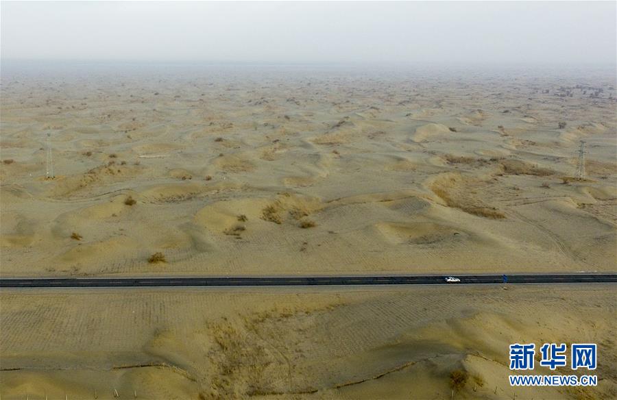 （壯闊東方潮奮進(jìn)新時(shí)代——慶祝改革開放40年）（6）公路在“死亡之海”里延伸