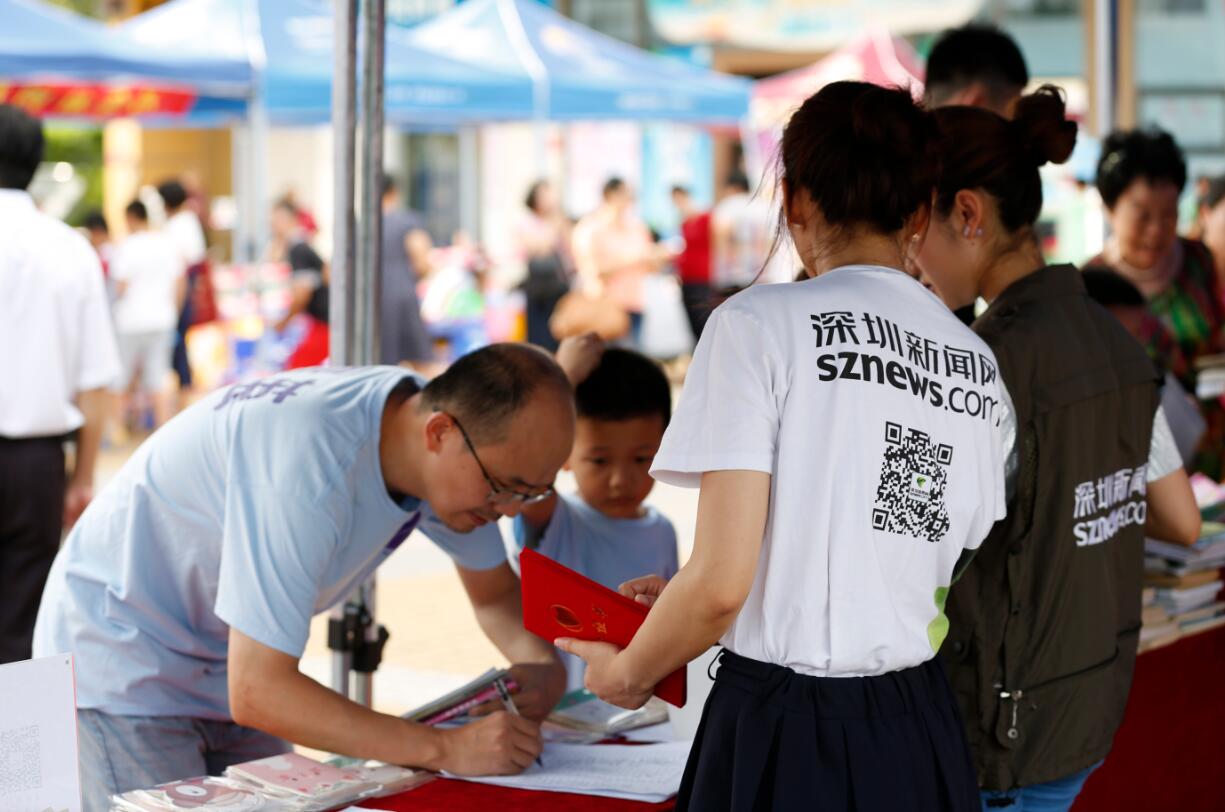 老爸帶著孩子來到活動(dòng)現(xiàn)場捐書