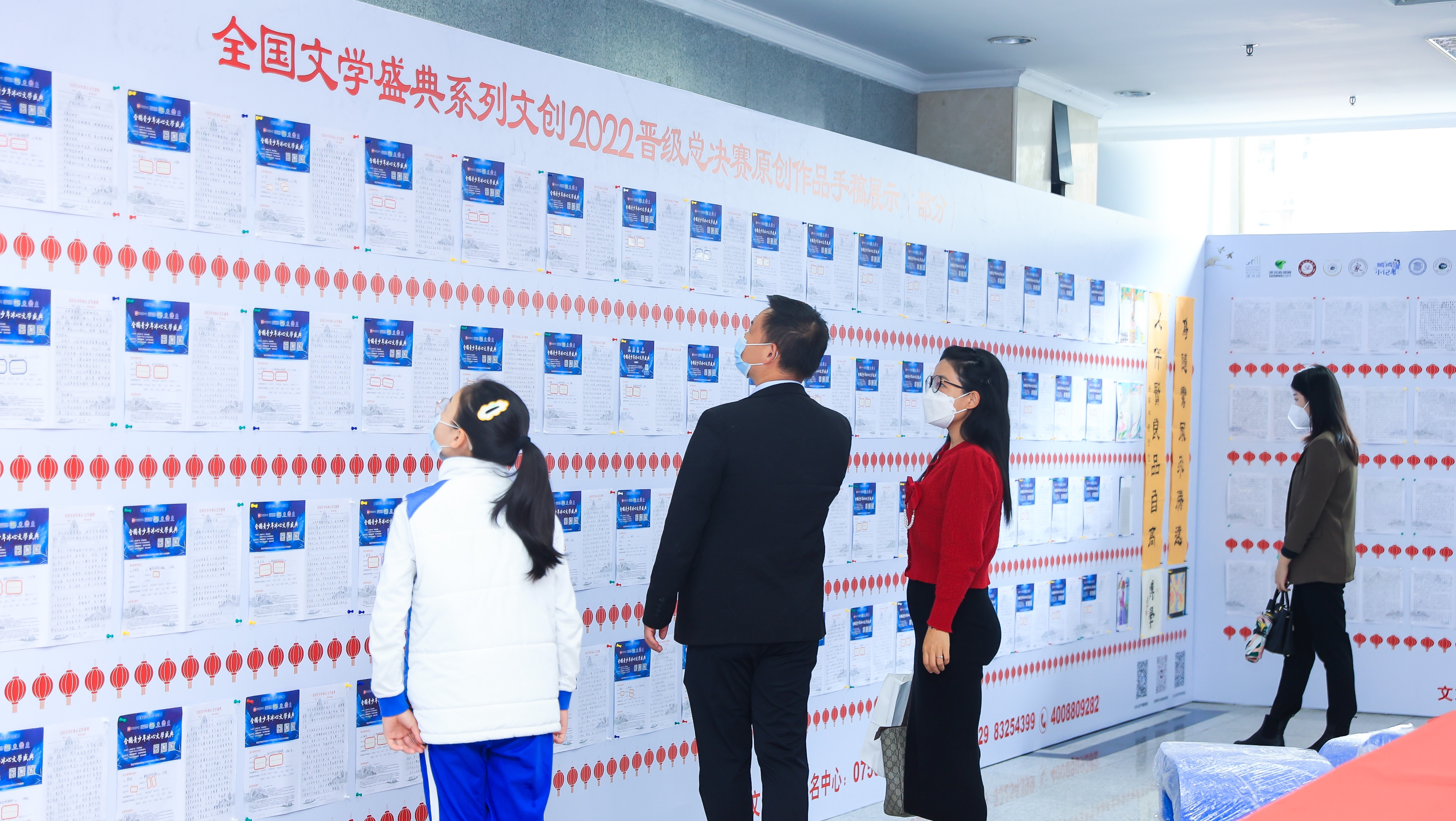 與會的領導嘉賓、師生文友共同走進全國文學盛典年度慶典現(xiàn)場展示區(qū)